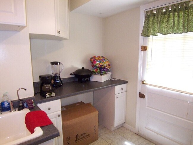 Building Photo - Sail into this 2BR 1BA at the Mayflower Co...