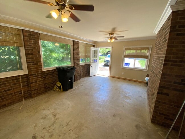 Building Photo - Three Bedroom Two Bathroom Home available in Blacksburg