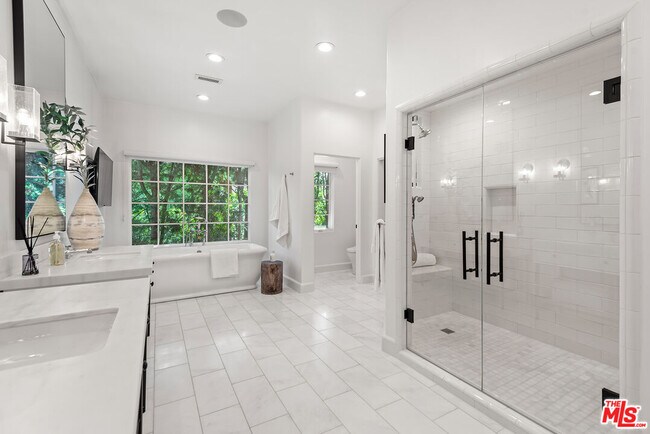 Building Photo - 9928 Toluca Lake Ave
