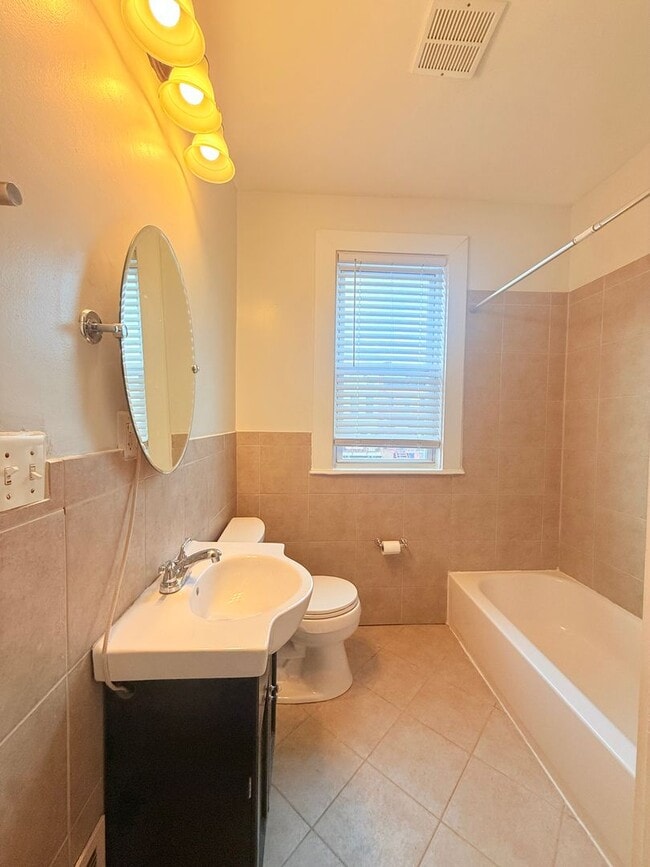 Building Photo - Eckington 3 Bedroom/ 2 Bath TH convenient to Metro  & Howard U