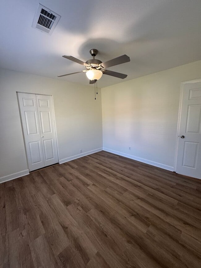 Building Photo - 3 Bed / 2 bath on 1.2 ACRES - 3 car garage...