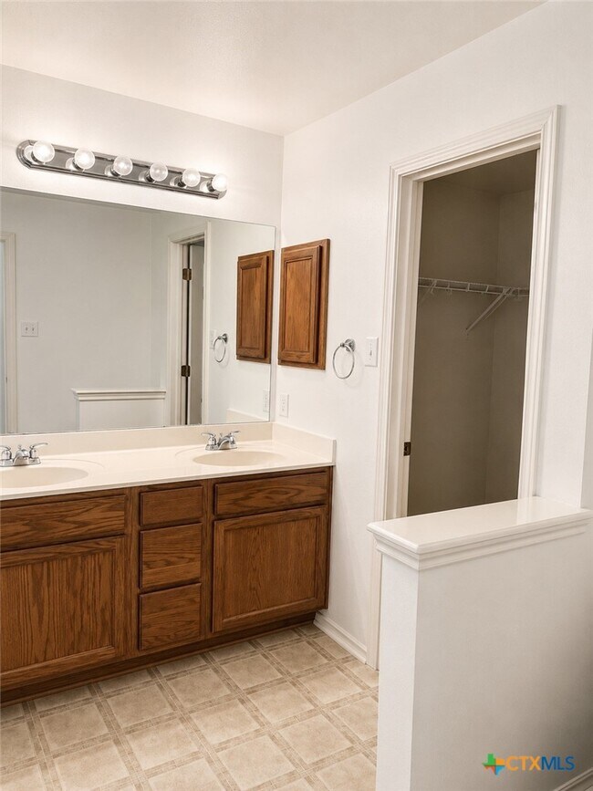 Building Photo - 215 San Saba