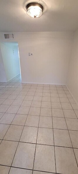 Building Photo - 1340 NE 28th Ave