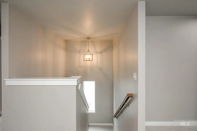 Building Photo - 336 S Calf Crk Ave