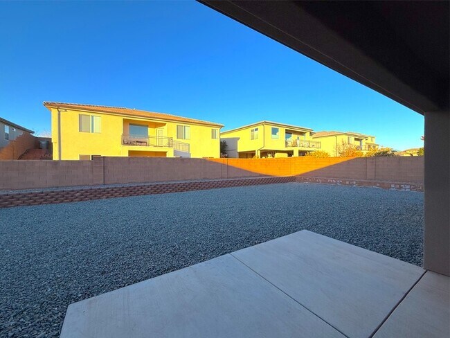 Building Photo - 505 E Ruby Pl