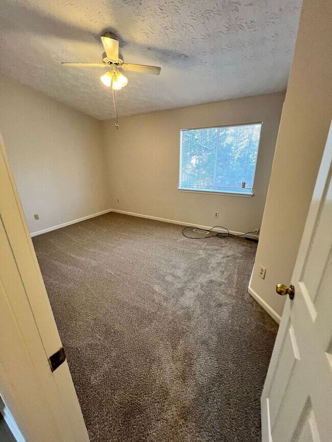 Building Photo - Hard to find and easy to love—this spacious Sugar Hill home won’t last long!