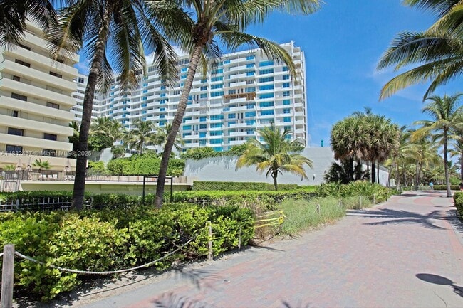 Building Photo - 1621 Collins Ave
