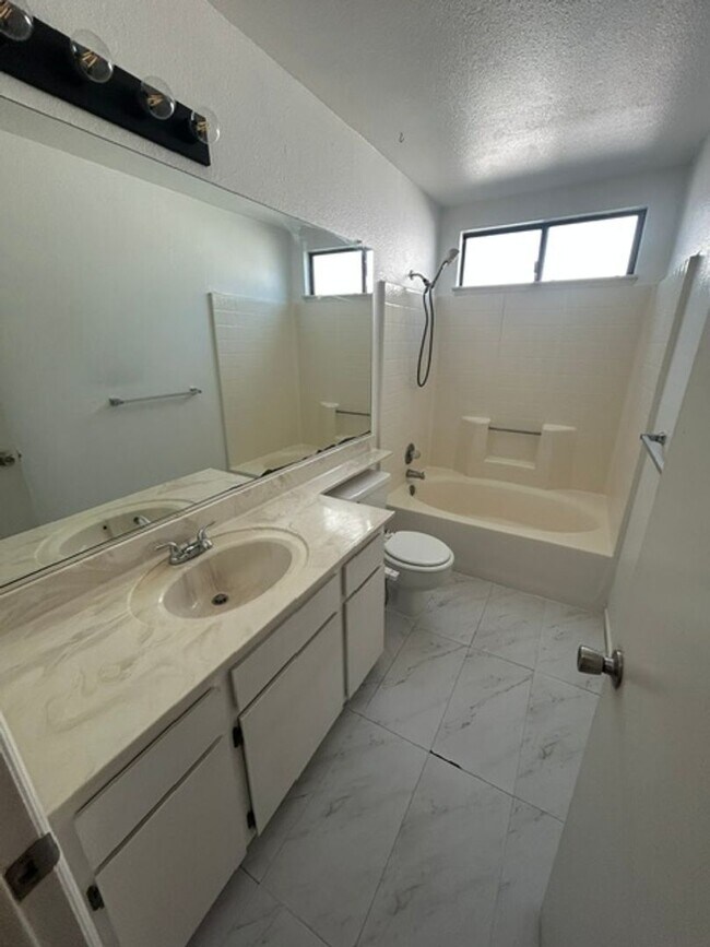 Building Photo - 3 bedroom 2 bathroom in Desirable SW Visalia!