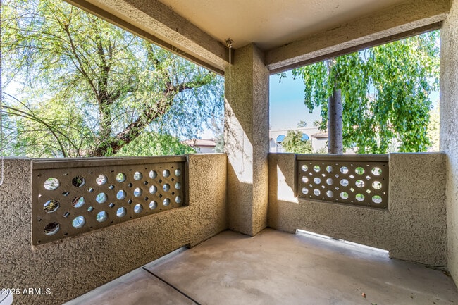 Building Photo - 1880 E Morten Ave