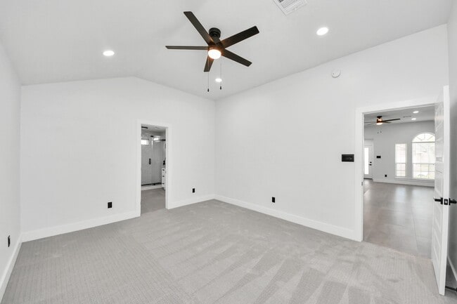 Building Photo - 15411 Town Green Dr