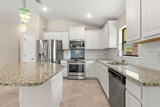 Building Photo - Beautiful Home For Rent WITH A POOL!
