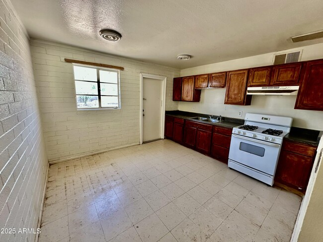 Building Photo - 4832 S 37th Ave