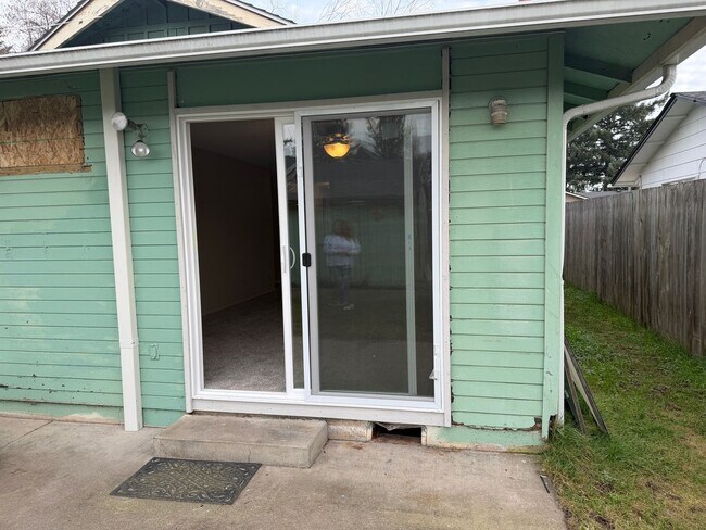 Building Photo - COMING SOON! 3 bedroom, 1.5 bath house in Eugene!