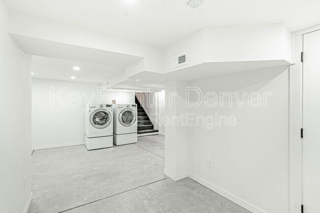 Building Photo - 421 Stuart St