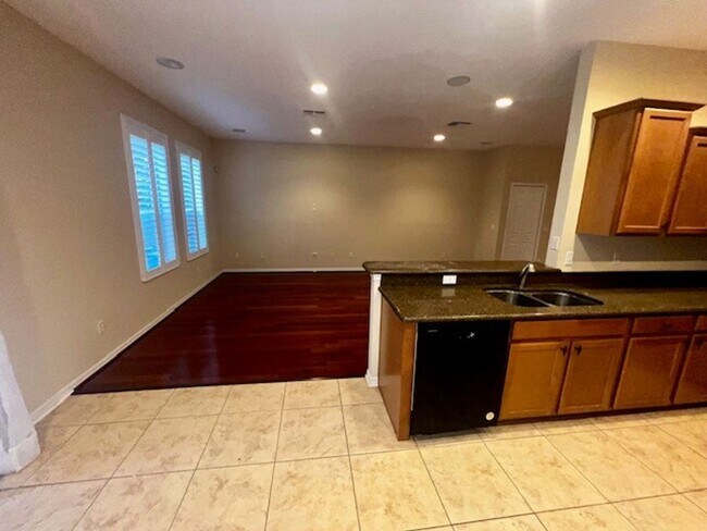 Building Photo - MOVE IN MAY-OVIEDO RENTAL!BEAUTIFUL 3 bd 2.5 bath townhome! 2 CAR ATTACHED GARAGE!FRESH PAINT!