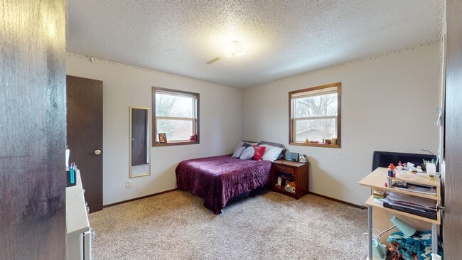 Building Photo - 3 bed duplex on Ontario