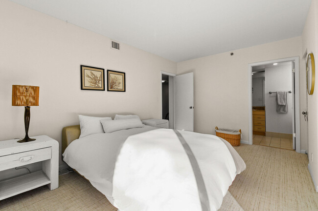 Building Photo - 529 S Flagler Dr