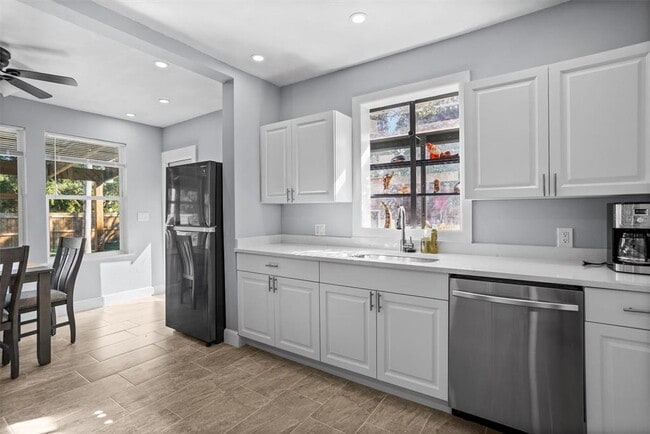 Building Photo - 1571 S Myrtle Ave