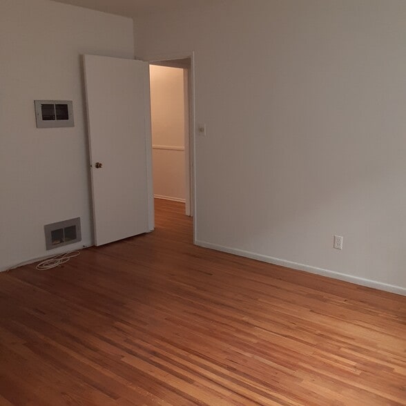 Bedroom - 557 N Flores St