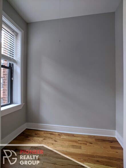 Building Photo - 4409 N Wolcott Ave