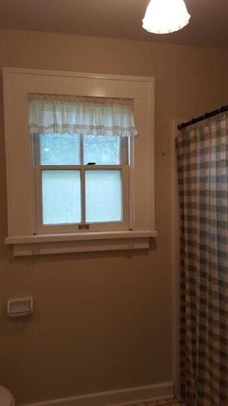 Building Photo - 316 1/2 E 7th Street Unit