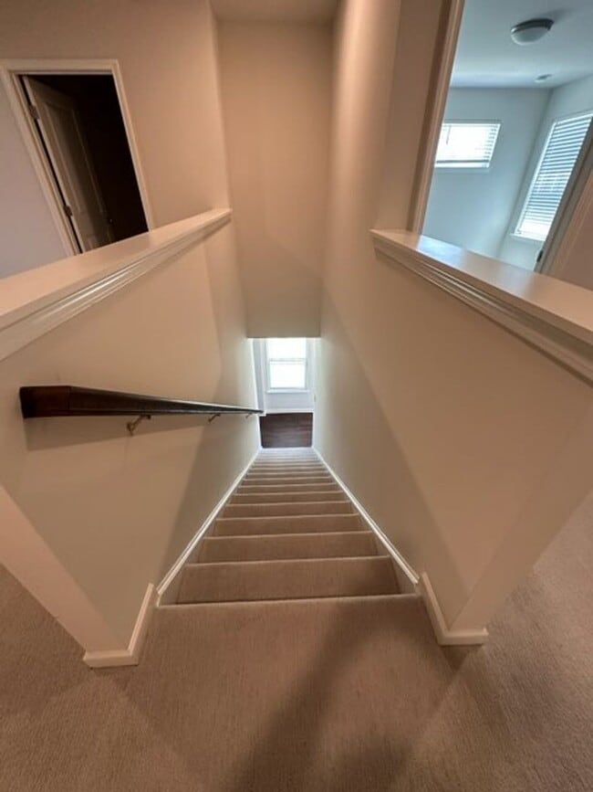 Building Photo - Lovely townhome in gated subdivision minutes from historic Marietta Square!