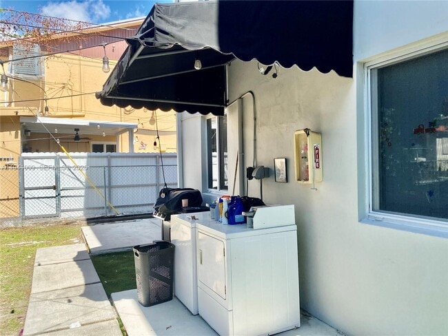 Building Photo - 930 SW 7th Ave