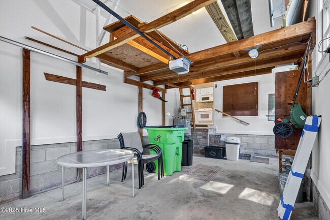 Building Photo - 259 Shoreline Dr