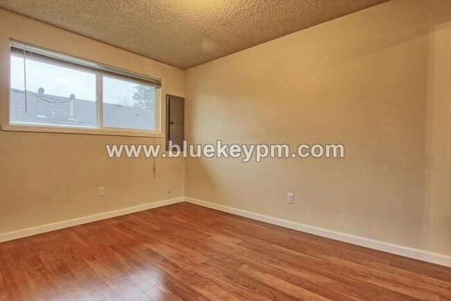 Building Photo - 2 Bed, 1 Bath Duplex in Lincoln Neighborhood