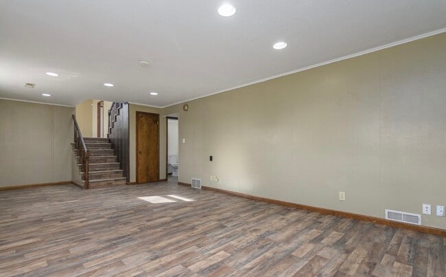 Building Photo - 404 Elm Tree Dr