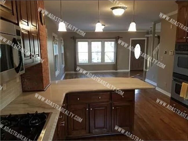 Building Photo - Amazing Brookside Home-Available in SEPTEM...