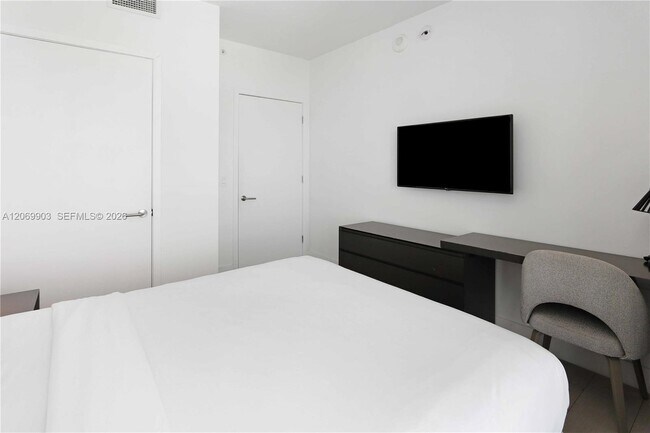Building Photo - 4010 S Ocean Dr