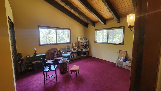 Building Photo - Spacious 6 Bedroom 5 Bathroom Within Walki...