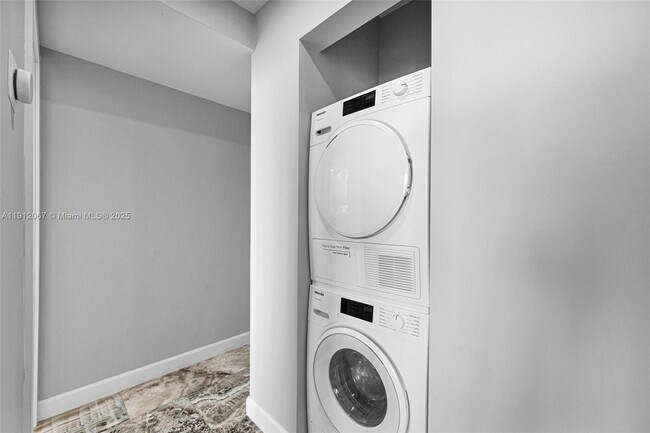 Building Photo - 1000 West Ave