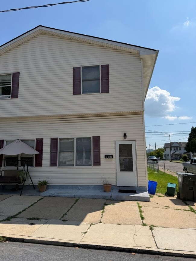 Building Photo - 802-804 Hawthorne Road