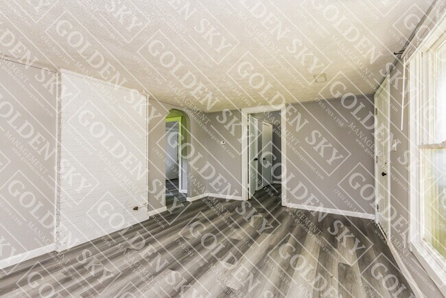 Building Photo - 1609 S Oakdale Dr