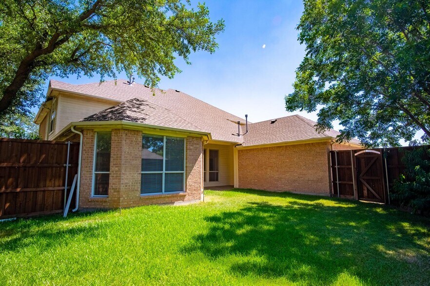 Building Photo - 3820 Clearwater Ct