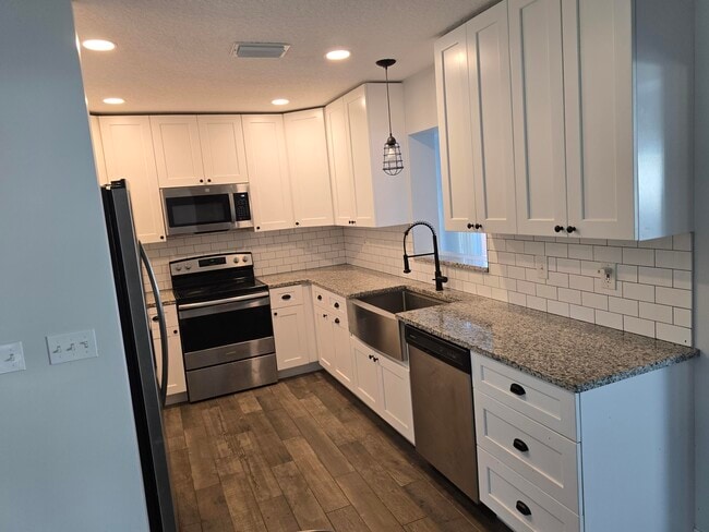 Building Photo - 18942 SE Hillcrest Dr