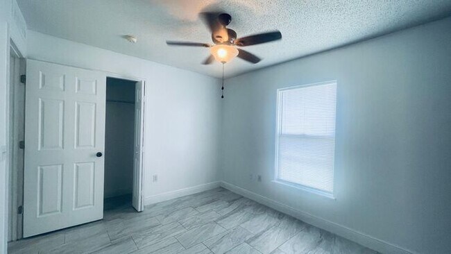 Building Photo - 729 Del Rio Way