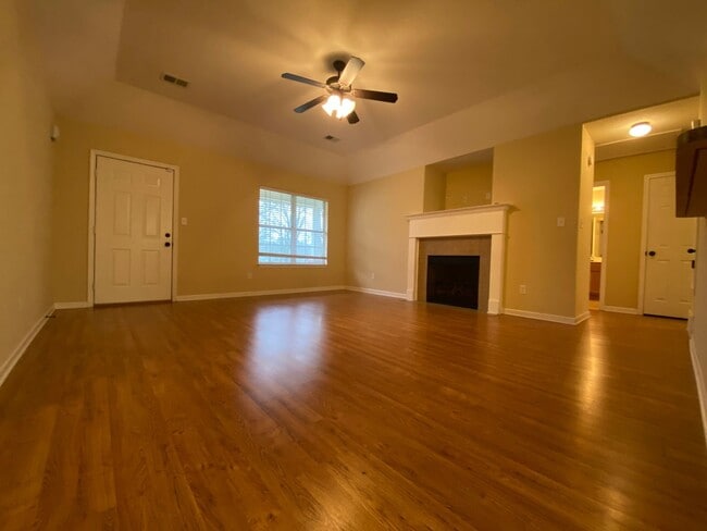 Building Photo - CUTE 3 BED 2 BATH HOME IN SPRING LAKE SUBDIVISION!!