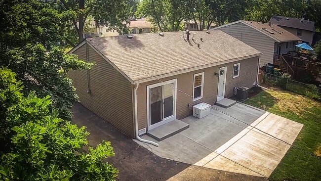 Building Photo - 1028 Valley Stream Dr