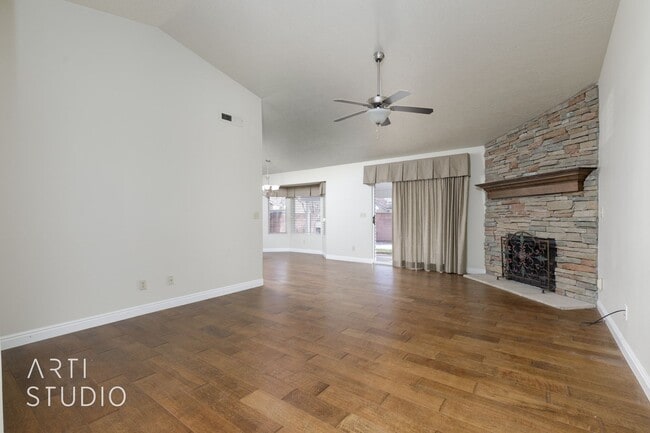 Building Photo - 4 Bedroom 2.5 Bath Home in Creekside Village