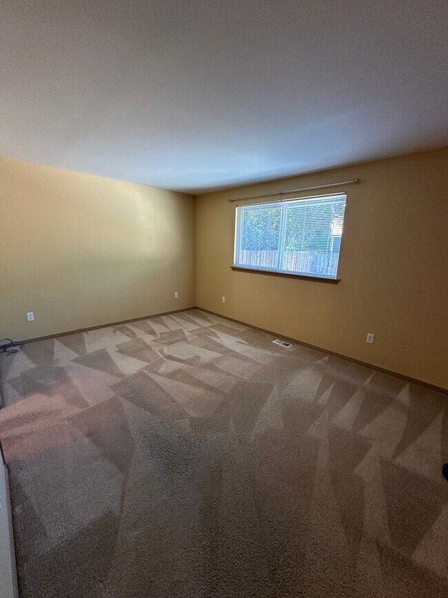 Building Photo - 3 BedRoom , 2 Bathroom , 2 Car Garage , AC