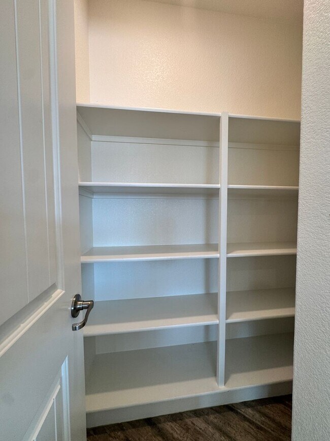 Building Photo - 5 YEARS NEW,  FORMER MODEL HOME BUILT BY LENNAR HOMES, 4 BED, 2.5 BATH, 2 CAR GARAGE