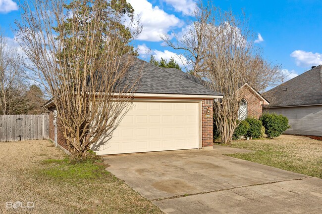 Building Photo - 3 Bedroom 2 bath Brick Home!