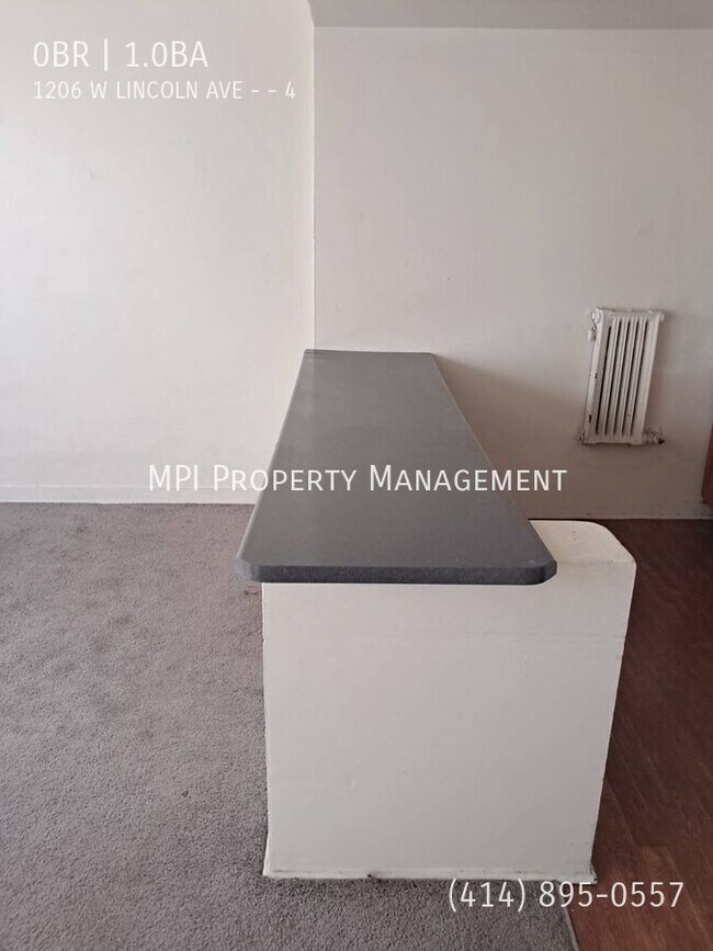 Building Photo - 1206 W Lincoln Ave