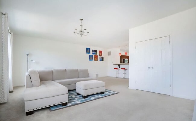 Building Photo - Spacious End-Unit Townhome for Rent in Mer...