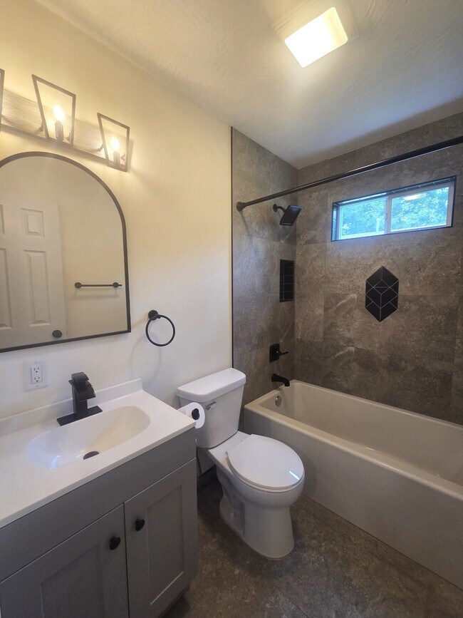 Building Photo - 2842 W Elm St
