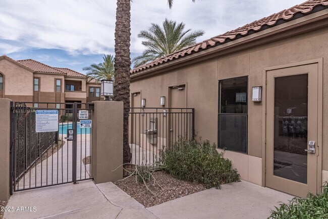 Building Photo - 7027 N Scottsdale Rd