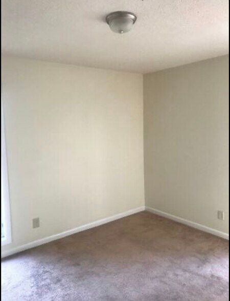 Building Photo - 615 Emerald Dr